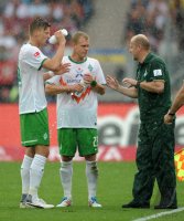 Fussball 1. Bundesliga, Saison 2011/2012:  Sebastian Proedl , Andreas Wolf , Trainer Thomas Schaaf (v. li., SV Werder Bremen)
