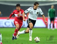 Fussball International EM 2012-Qualifikation:  Emre Beloezoglu (li, Tuerkei) gegen Miroslav KLOSE (re, Deutschland)