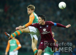 Fussball 1. Bundesliga: Bremen - Kaiserslautern, Zweikampf