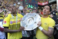 Fussball 1. Bundesliga : Felipe Santana, Lucas Barrios (v.li., Borussia Dortmund) jubel mit Schale