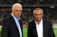 Fussball Champions League  Saison 2010/2011: TV EXPERTE Franz Beckenbauer mit Trainer, Sportdirektor Felix Magath (v.li., FC Schalke 04)