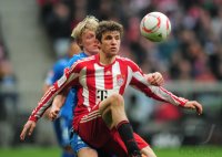 Fussball 1. Bundesliga : Thomas Mueller (re, FC Bayern Muenchen) gegen Andreas Beck (li, TSG 1899 Hoffenheim)