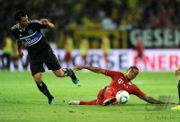 Fussball 1. Bundesliga : Gojko Kacar (li, Hamburger SV) gegen Luiz Gustavo (re, FC Bayern Muenchen)