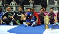 Fussball: DFB Pokal Finale: Jubel mit Pokal Torwart Mathias Schober , Torwart Manuel Neuer , gJefferson Farfan, Julian Draxler (v. li., FC Schalke 04)