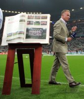 Fussball CHL  Saison 2011/2012:  FC Bayern CHRONIK 111 Jahre mit Vorstandsvorsitzender Karl Heinz Rummenigge (FC Bayern Muenchen)