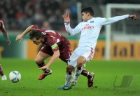 Fussball DFB Pokal 11/12 :  William Kvist (li, VfB Stuttgart)  gegen Gojko Kacar (Hamburger SV)