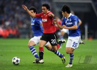 Fussball CHL  Saison 2010/2011: Fabio da Silva (li, Manchester United FC) gegen Atsuto Uchida (re, FC Schalke 04)