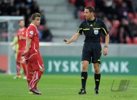 Fussball U21-EURO 2011 Halbfinale:  Xherdan Shaqiri (Schweiz) mit Schiedsrichter Robert Schoergenhofer (AUT)