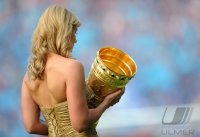 Fussball: DFB Pokal Finale:  Franziska van Almsick mit dem DFB POKAL