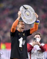 Fussball 1. Bundesliga Saison 21/22: JUBEL FC Bayern Muenchen feiert die 32. Meisterschaft