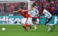 Fussball International Europameisterschaft 2016: Granit Xhaka (Schweiz) mit zerrissenem Trikot