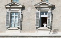 Coronakrise: Angelusgebet von Papst Franziskus am gesperrter Petersplatz in Rom
