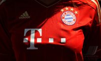 Fussball 1. Bundesliga : ADIDAS und Bayern Logo auf der Brust