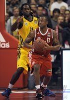 Basketball 1. Bundesliga 2011/2012:  Torin Francis (li, Alba Berlin) gegen Je Kel Je'kel FOSTER (FC Bayern Muenchen)