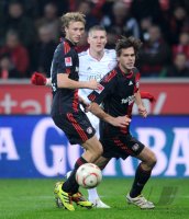 Fussball 1. Bundesliga : (v. li.) Simon Rolfes (Bayer 04 Leverkusen) gegen Bastian Schweinsteiger (FC Bayern Muenchen) gegen Manuel Friedrich (Bayer 04 Leverkusen)