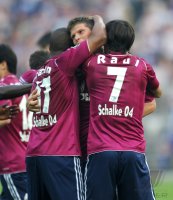 Fussball: DFB Pokal Finale: Jubel bei Jefferson Farfan , Klaas Jan Huntelaar , Raul (v. li., FC Schalke 04)