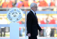 Fussball 1. Bundesliga : Liga Praesident Reinhard Rauball neben der Schale