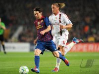 FUSSBALL INTERNATIONAL  CHL Viertelfinale 11/12: Lionel Messi (li,Barca)  gegen Philippe Mexes (AC Mailand)