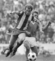 Fussball Bundesliga, Saison 1970/1971, 30. Spieltag: Schalke - Bayern, Hoeness am Ball