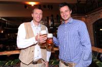 Fussball 2. Bundesliga : Benjamin Lauth und Alexander Ludwig zapfen Bier