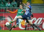 Fussball 1. Bundesliga: Bremen - Berlin, Zweikampf