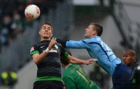 Fussball 1. Bundesliga : Nils Petersen (SV Werder Bremen)  gegen Max Gruen (Greuther Fuerth)