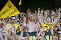 Fussball 1. Bundesliga:  Fankurve Borussia Dortmund mit einer Fahne