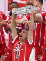 Fussball, 1. Bundesliga  Saison 16/17: Jubel FC Bayern Muenchen mit Schale