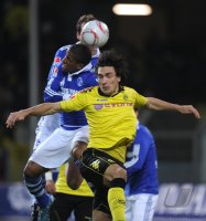 Fussball 1. Bundesliga : Anthony Annan (li, FC Schalke 04) gegen Mats Julian Hummels (re, Borussia Dortmund)