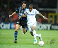 FUSSBALL CHL  Saison 10/11:  Javier Zanetti (li, Inter Mailand) gegen Jefferson Farfan (re, FC Schalke 04)