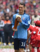 Fussball, 1. Bundesliga  Saison 13/14: Jubel FC Bayern Muenchen mit Schale