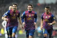 FUSSBALL International  COPA DEL REY  11/12:  JUBEL Cesc Fabregas (li.) mit Lionel Messi und Alexis Sanchez (v. li. Barca)