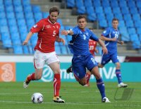 Fussball U21-Europameisterschaft 2011: Jonathan Rossini (li, Schweiz) gegen Rurik Gislason (re, Island)