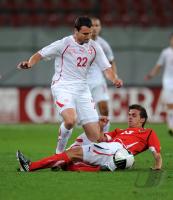 FUSSBALL NATIONALMANNSCHAFT: Mario EGGIMANN (li, Schweiz) gegen Martin HARNIK (re, Oesterreich)