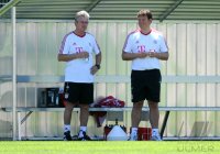 Fussball 1. Bundesliga:  Trainer Jupp Heynckes , Sportpsychologe Philipp Laux (v. li., FC Bayern Muenchen)