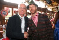 FUSSBALL 1. BUNDESLIGA 14/15: FC Bayern Muenchen besucht das Oktoberfest