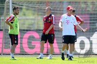 Fussball 1. Bundesliga:  Diego Contento , Bastian Schweinsteiger, Trainer Jupp Heynckes  (V. LI., FC Bayern Muenchen)