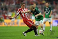 Fussball 1. Bundesliga Saison 2010/2011: Bastian Schweinsteiger (li, FC Bayern Muenchen) gegen Marko Marin (re, SV Werder Bremen)