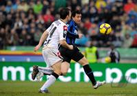 FUSSBALL SERIE A:  Aleksandar Lukovic (li, Udinese) gegen Diego Milito (re, Inter)