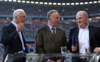 Fussball CHL  Saison 2011/2012: Ehren Praesident Franz Beckenbauer, Vorstandsvorsitzender Karl Heinz Rummenigge, Praesident Uli Hoeness (v. li., FC Bayern Muenchen)
