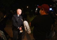 Tuebinger Nachtleben, Menschenansammlung im Bota (Alte Botanischen Garten) in der Nacht auf Sonntag