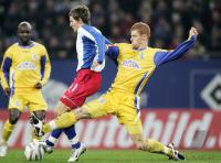 Fussball 1. Bundesliga: Hamburg - Duisburg, Zweikampf