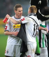 Fussball 1. Bundesliga, Saison 2011/2012: Filip Daems (li,) mit Marco Reus (Borussia Moenchengladbach) und Maskottchen Juenter