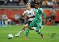 FIFA Frauen-Weltmeisterschaft 2011: Alexandra POPP (li, Deutschland) gegen Osinachi OHALE (re, Nigeria)