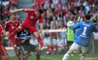 Fussball 1. Bundesliga, Saison 2011/2012:  TOR von Ivica Olic (li, FC Bayern Muenchen) gegen Jaroslav Drobny (re, Hamburger SV)