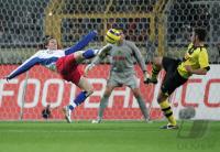 Fussball 1. Bundesliga: Dortmund - Hamburg, Zweikampf