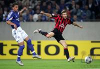 Fussball UCL: Schalke - Mailand, Zweikampf
