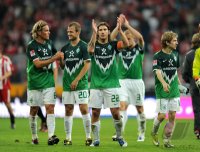 Fussball 1. Bundesliga Saison 2010/2011: Clemens Fritz, Daniel Jensen, Torsten Frings (v. li., SV Werder Bremen)