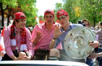 Fussball 1. Bundesliga : Holger Badstuber, Mario Gomez, Bastian Schweinsteiger (v. li., FCB)