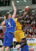Basketball 1. Bundesliga: Tuebingen - Karlsruhe, Zweikampf